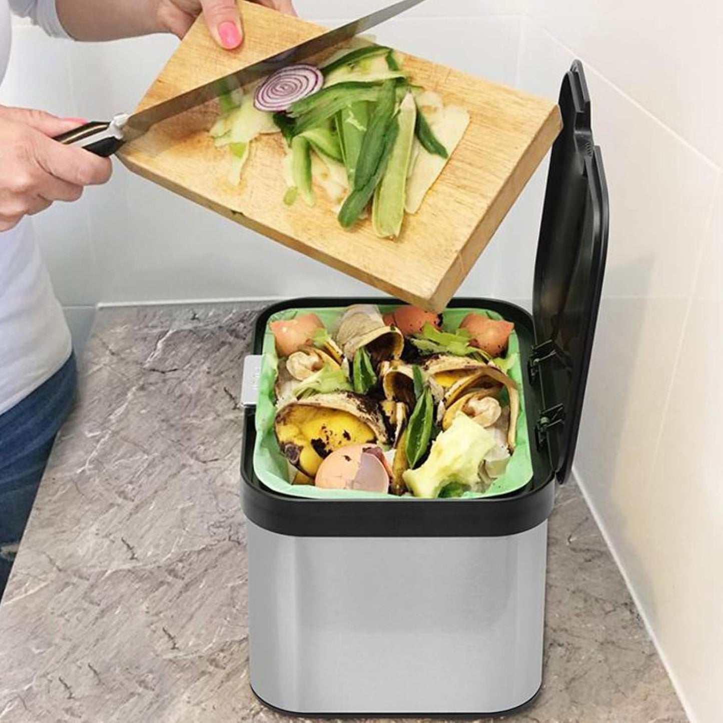 Compost Bin for Countertop, Compost Bucket Indoor Sealed, Food Waste Caddy, 1.13 Gallon Kitchen Compost Container with Lid, Compact and Easy Clean, Black Matte