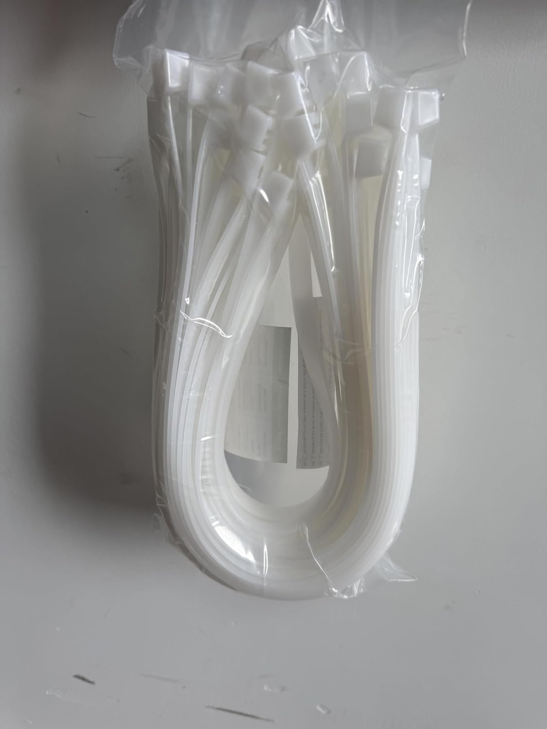 XINGO 26 inch White Zip Ties Heavy Duty 100 Pack, 200 lbs Ultra Strong Plastic Wire Ties, Large Cable Ties Extra Long Tie Wraps, Indoor and Outdoor UV Resistant