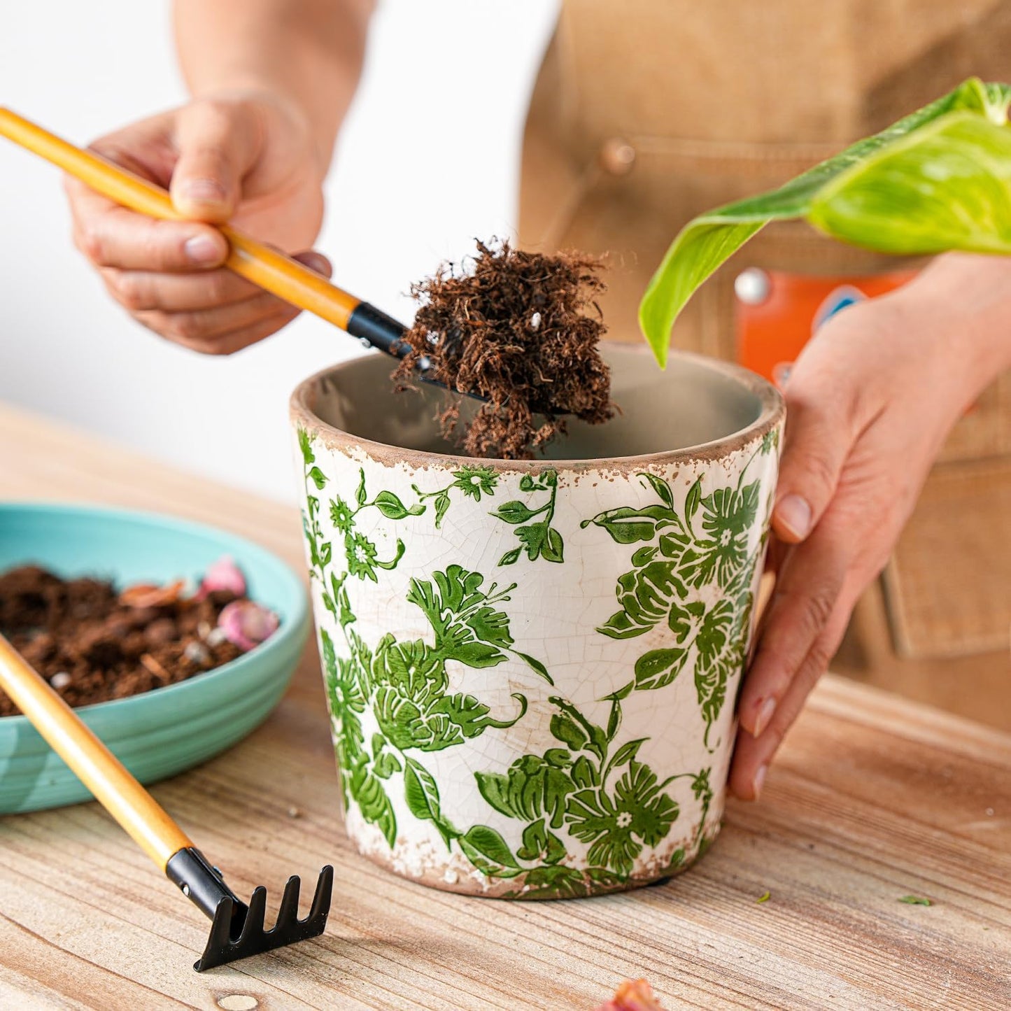 Sungmor Vintage Ceramic Plant Pots, Set of 2 Pretty Ice Cracked Glaze Ceramic Flower Pots, 5.5in. Herb Planters with Drainage Hole, Tuscan Planters for Indoor Outdoor Plants, Home Garden Decor Pot